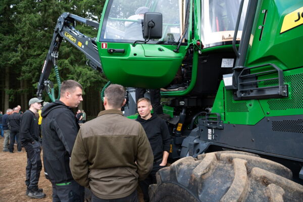 Foto Reportage - Fachzeitschrift Forst und Technik - Präsentation Harvester